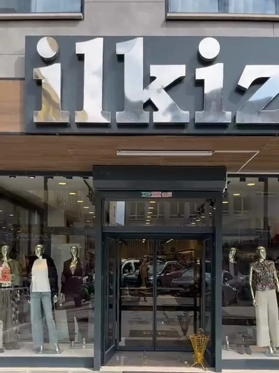 ilkiz mağazasının İkinci İlkokul Caddesi'ndeki cephesi ve tabelası